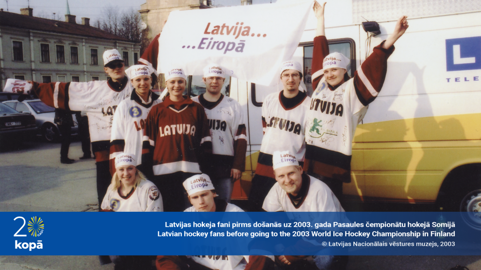Latvijas hokeja fani pirms došanās uz 2003. gada Pasaules hokeja čempionātu Somijā